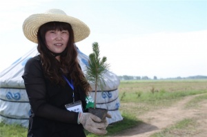 百德带领大家伙植树